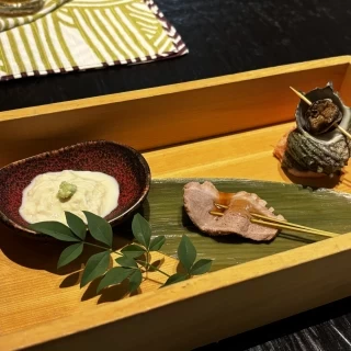 前菜。湯葉、鴨肉、サザエ。