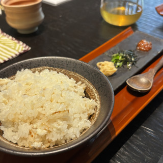 鯛めし。出汁と薬味。