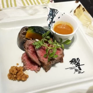 メインのお肉。白ワサビとお塩でいただく。