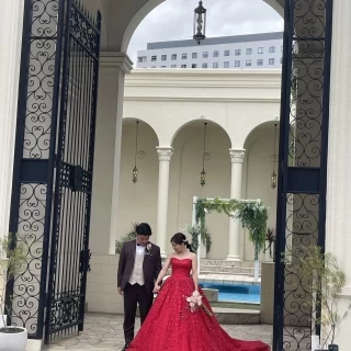 入場前に門の前で写真撮影