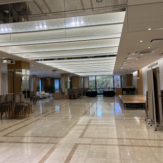 窓から緑が見える会場