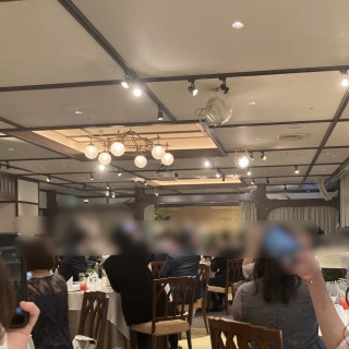 自然光が降り注ぐ会場