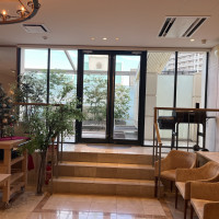 披露宴会場と同じフロアでBBQができるウッドデッキ