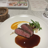 牛ステーキ オレンジ色のソースはカボチャソース