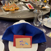 センターの丸いテーブルは回転します