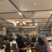 自然光が降り注ぐ会場