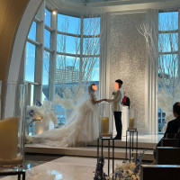 チャペルにて列席者の席から座って新郎新婦をみた構図