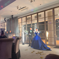 庭にて炎の演出、同時に屋内で花火の演出