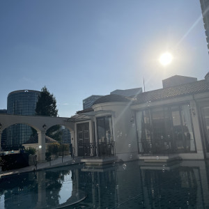 チャペル出てすぐ庭でのシャボン玉演出|750891さんのアートグレイス・ポートサイドヴィラの写真(2580083)