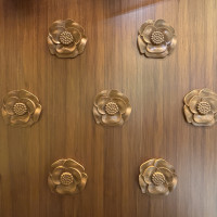 神殿の入口扉壁面