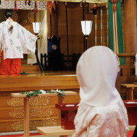 巫女さんの舞を見れる貴重な機会です。