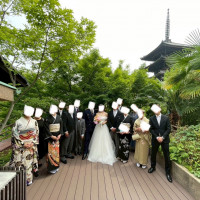 披露宴会場から出られるベランダで出席者で写真撮影している様子