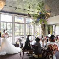 天井からの花を吊りました
会場全体を花で包み込むイメージ