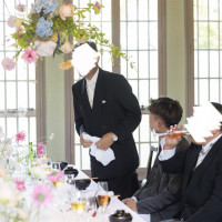 披露宴会場の様子です。
家族紹介しているところです