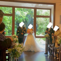チャペルの窓とそこから見える小さな庭が見事です。