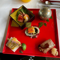 前菜盛り合わせです。
中トロや牡丹エビなど使われています。