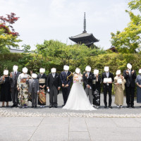 挙式後の会場庭での集合写真です
