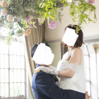 天井から吊った花と一緒に撮った写真です