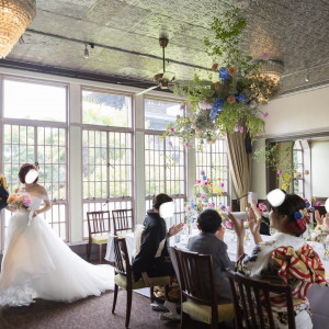 天井からの花を吊りました
会場全体を花で包み込むイメージ|750938さんのTHE SODOH HIGASHIYAMA KYOTO（ザ ソウドウ 東山 京都）の写真(2463980)