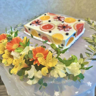 周りは生花です。ケーキも暖色系で揃えました。