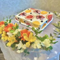 周りは生花です。ケーキも暖色系で揃えました。