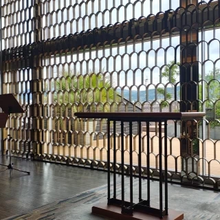 小さな段を登ります