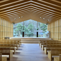 奥の庭園と暖かな雰囲気の組み合わせが最高な挙式会場です。