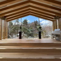 奥の庭園と暖かな雰囲気の挙式会場です。