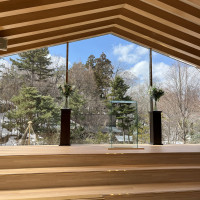 木をふんだんに使用したシンプルかつスタイリッシュな挙式会場。