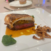 メレンゲで覆った国産牛ロース肉のロースト