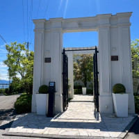 結婚式場の門