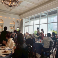 披露宴会場からも海が見え、窓が大きい為光がに明るく感じた。