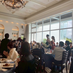 披露宴会場からも海が見え、窓が大きい為光がに明るく感じた。