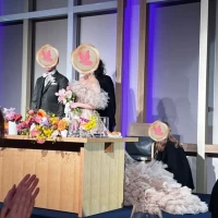 立ったり座ったりする時にスタッフさんがドレスの裾を直してまし