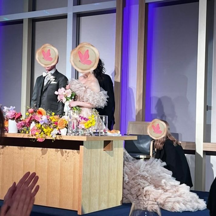 立ったり座ったりする時にスタッフさんがドレスの裾を直してまし