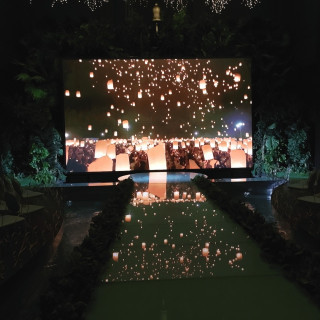 プロジェクターに映像を流しながら挙式をすることができます。