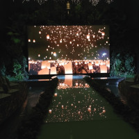 プロジェクターに映像を流しながら挙式をすることができます。