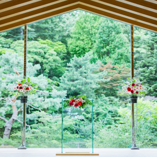 きれいな緑がよく見えるガラス張りの挙式会場