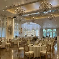 白を基調としたオシャレな披露宴会場