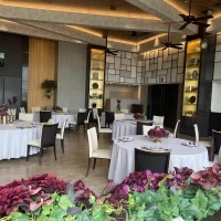 カジュアルなレストラン風の会場