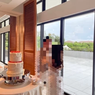 ウェディングケーキとテラス