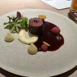 牛フィレ肉柔らかく、赤ワインソースと絡んで美味しかったです。