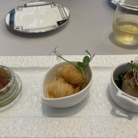 前菜 (真ん中はオマール海老)