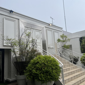 晴れている日はここでフラワーシャワーやバルーンリリースができ|751450さんのアルカンシエル横浜 luxemariage（アルカンシエルグループ）の写真(2456776)