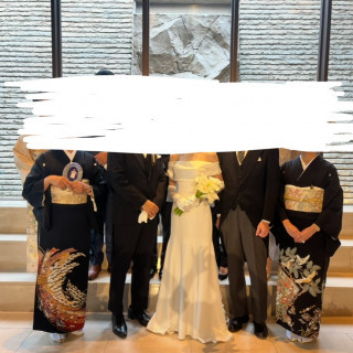 挙式後のチャペルでの家族写真