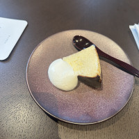 プランドゥシー系列名物のバスクチーズケーキ