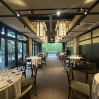 小さめ規模の披露宴会場。天井が高く自然光が入ります。