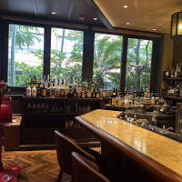 ウェルカムドリンクを頼むカウンター