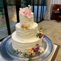 ケーキはフラワーコーディネーターと相談し好きなお花を乗せ