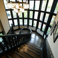 らせん階段、ファーストミートはここで